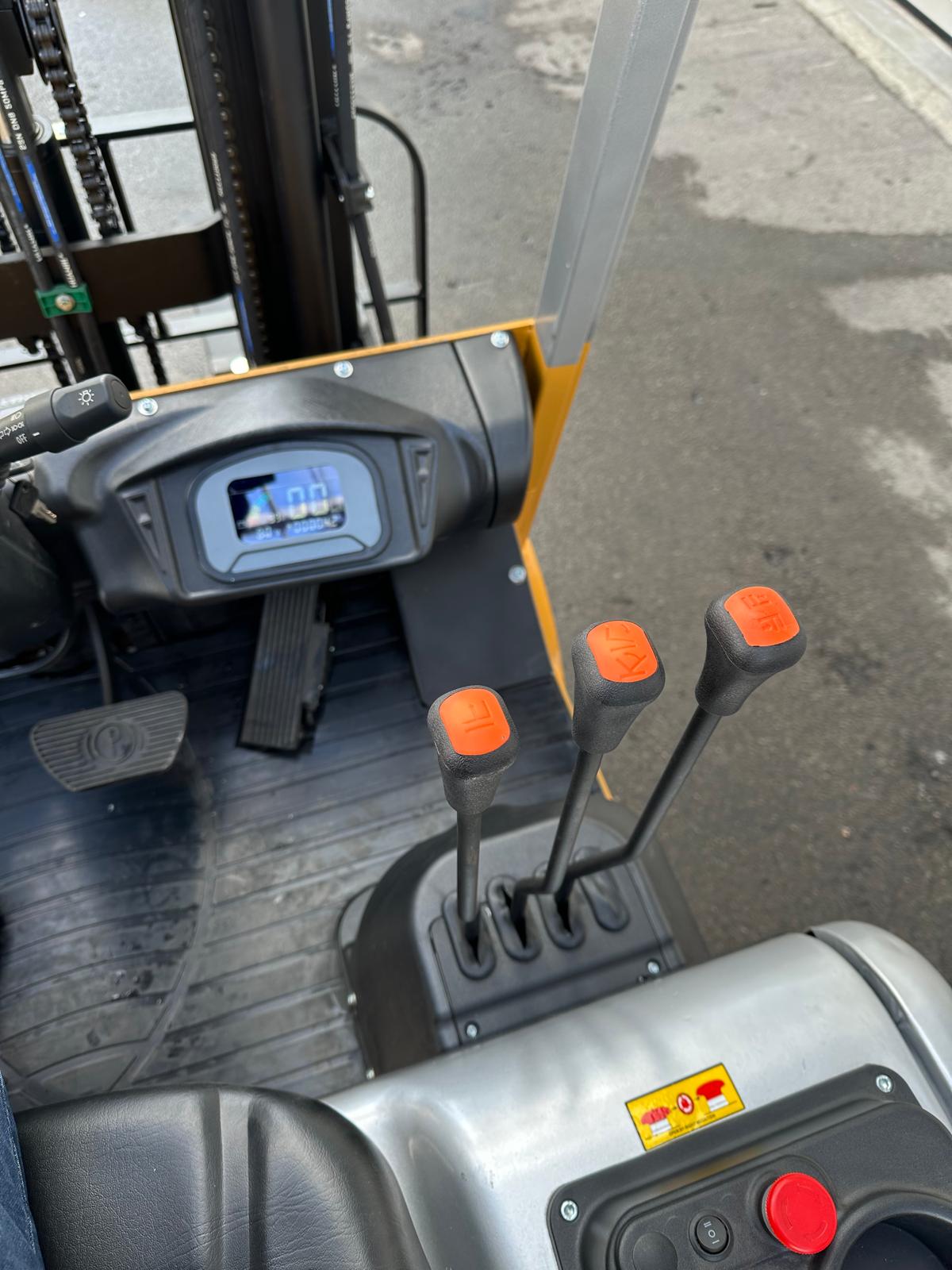 CPE 25 Li Cockpit mit Bedienhebeln